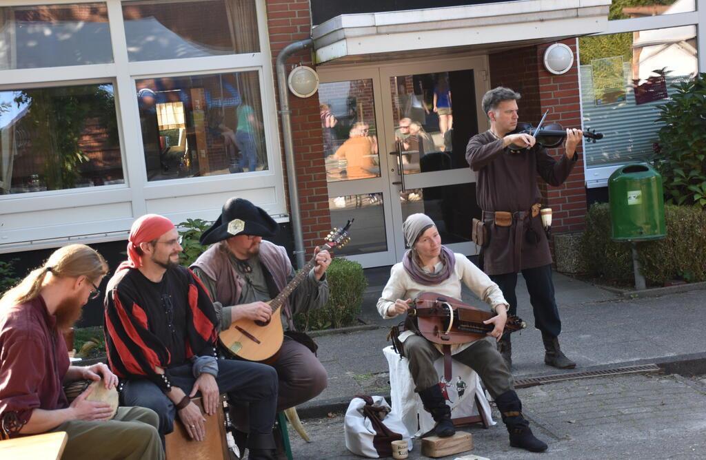 Handgemachte Musik vor dem Gemeindehaus.
