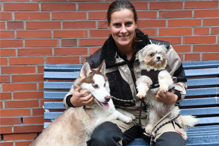 Minnesota und California dürfen nun mit Tierpflegerin Nadine Bruns ohne Schutzanzug spielen und schmusen. Die jungen Hunde genießen ihre Freiheit nach der sechsmonatigen Quarantäne.