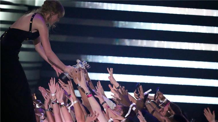 „Swiftmania“: Warum Taylor Swift so erfolgreich ist Mir Preisen überhäuft: Bei den MTV Video Music Awards teilt Taylor Swift ihre Freude mit ihren Fans.