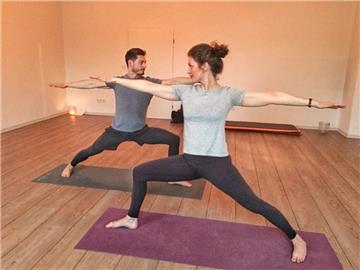 Mira und Marian Dejdar leben und lieben Yoga. Hier zeigen sie den Krieger.