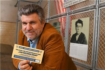 Mircea Ionescu mit der Einladung zu „Leih Dir einen Juden“ im Auswandererhaus. Hier findet die Auftaktveranstaltung statt.  