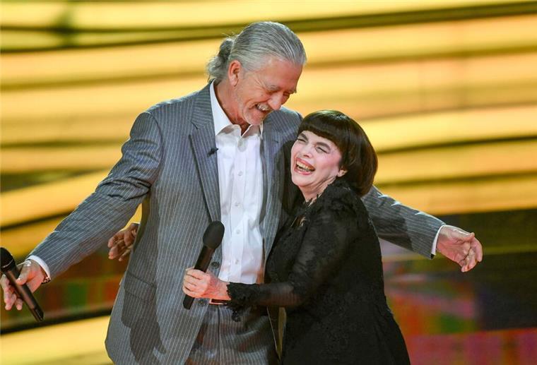„Dallas“-Star Patrick Duffy wird 75 Mireille Mathieu und Patrick Duffy in der Show „Willkommen bei Carmen Nebel“.