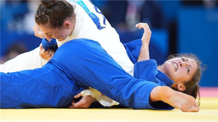 Mehr Trauer als Freude: Butkereit holt deutsches Judo-Silber Miriam Butkereit (rechts) gerät im Finale in den entscheidenden Haltegriff.