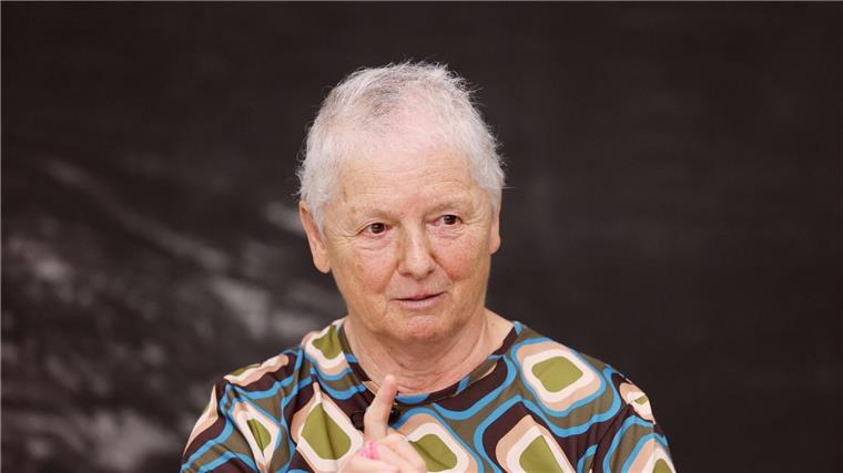 Miriam Cahn wird geehrt.
