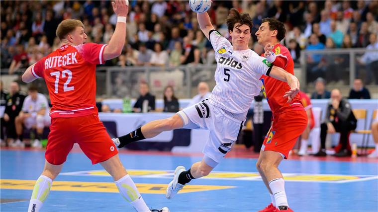 Sieg verschenkt: Handballer trotzdem weiter auf EM-Kurs Miro Schluroff feiert ein gelungenes Debüt in der deutschen Nationalmannschaft.
