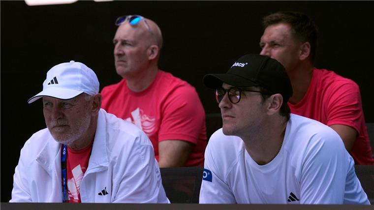 Bruder: Zverev kommende Woche zurück im Training Mischa Zverev (r) sitzt häufig neben Vater Alexander Zverev Senior bei Spielen seines Bruders auf der Tribüne.