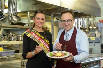 Miss Germany beim Fischrestaurant Natusch im Fischereihafen: Lena Bröder und Kenneth Natusch-van Kesteren. 