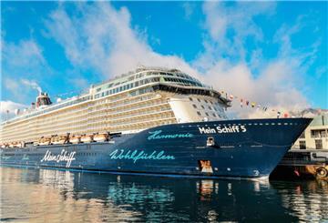 Die Mein Schiff 5 liegt im Hafen.