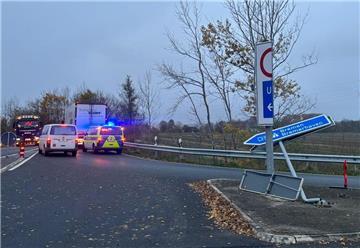 Missglücktes Abbiegemanöver auf der A27: Ein Sattelzug beschädigte Schilder an der Anschlussstelle Altenwalde massiv.