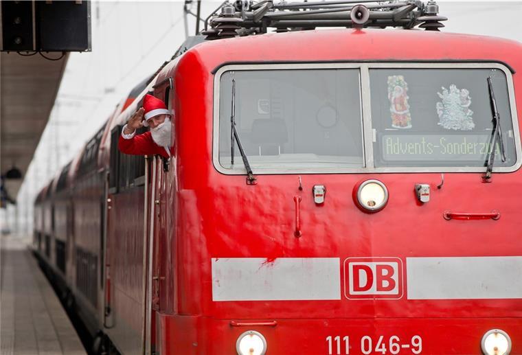 Ein Weihnachtsmann in einem Zug der Deutschen Bahn.