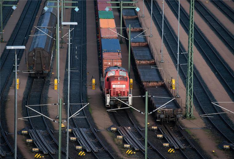 Güterzüge stehen im Hafenbahnhof Alte Süderelbe der Hamburg Port Authority (HPA)