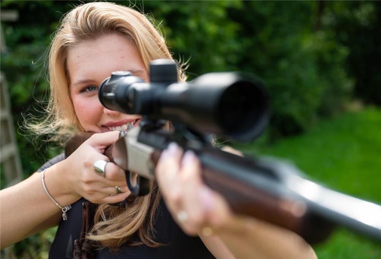 Deutschlands jüngste Jägerin und damit keine Vegetarierin mehr PRODUKTION - 20.08.2024, Niedersachsen, Uelzen: Marie Teppe steht mit ihrer Waffe am Waldrand. An ihrem 16. Geburtstag im April hält Marie Teppe endlich ihren Jagdschein in der Hand und ist an dem Tag Deutschlands jüngste Jägerin. (zu dpa: «Marie Teppe aus Uelzen: Mit 16 Jägerin und nicht mehr Vegetarierin») Foto: Philipp Schulze/dpa +++ dpa-Bildfunk +++