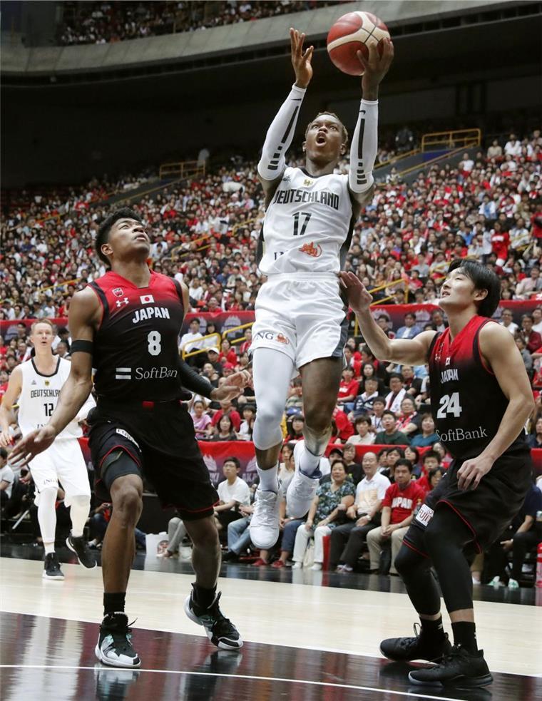 Mit 16 Punkten war Dennis Schröber (Mitte) gegen Japan bester deutscher Werfer. In dieser Spielszene kann NBA-Rookie Rui Hachimura   (links) nur noch zugucken.