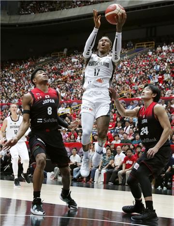 Mit 16 Punkten war Dennis Schröber (Mitte) gegen Japan bester deutscher Werfer. In dieser Spielszene kann NBA-Rookie Rui Hachimura   (links) nur noch zugucken.