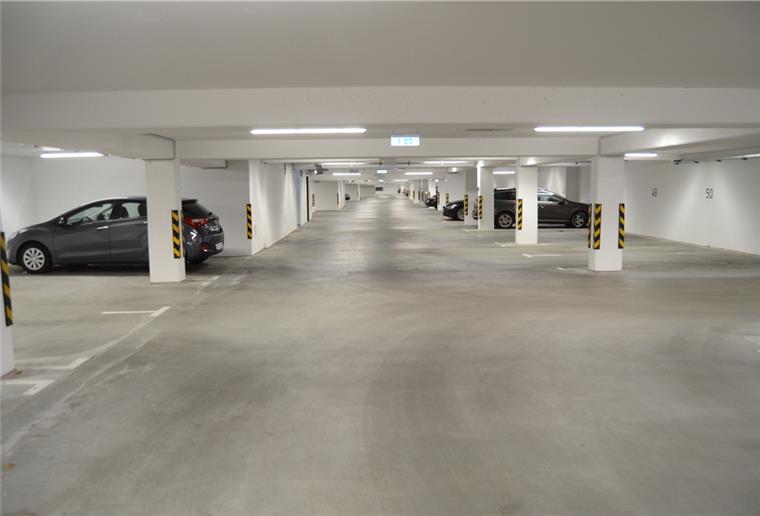 Loxstedt: Tiefgarage wird zur Nebellandschaft Mit 160 Metern Länge und 91 Stellplätzen ist die Tiefgarage des Jögbreden-Quartiers die größte in der Gemeinde Loxstedt. Dort übte die Stützpunktfeuerwehr Loxstedt wie man einen darin brennenden PKW löscht und vermisste Personen findet