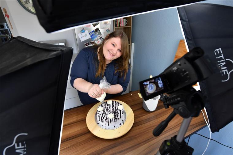 Annika Eilers ist Bremerhavens bekannteste Foodbloggerin Mit 18.000 Abonnenten ist sie Bremerhavens bekannteste Foodbloggerin: Annika Eilers produziert Torten-Videos.