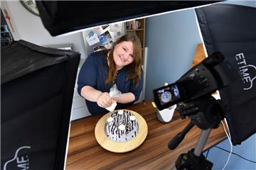 Mit 18.000 Abonnenten ist sie Bremerhavens bekannteste Foodbloggerin: Annika Eilers produziert Torten-Videos.