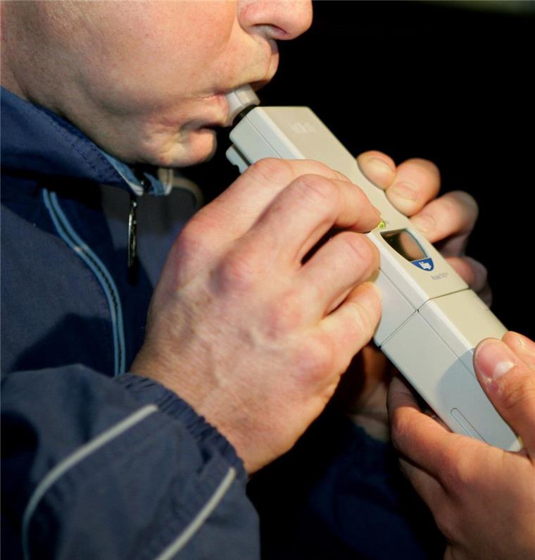 Alkohol am Steuer: 46-Jähriger fährt besoffen von Itzehoe nach Cuxhaven Mit 2,47 Promille intus soll ein 46-Jähriger den Weg von Itzehoe nach Cuxhaven gefahren sein.