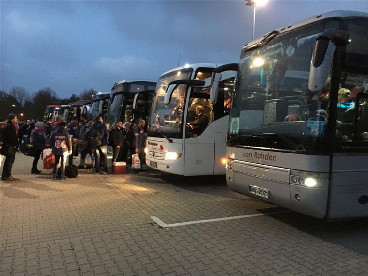 Auch ein Sturm kann die Pinguins-Fans nicht aufhalten Mit 30 Bussen machten sich die Fans der Fischtown Pinguins auf den Weg zum Auswärtsspiel nach Düsseldorf.