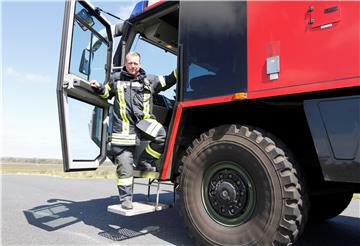 Mit 34 Jahren gehört Oberbrandmeister Sebastian Kraus zu den Jüngsten bei der Bundeswehr-Feuerwehr auf dem Nordholzer Fliegerhorst. Der Altersdurchschnitt liegt bei über 50 Jahren.