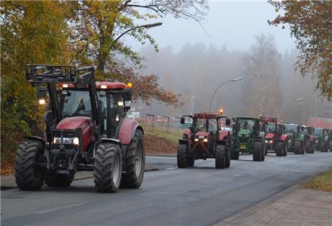 Mit 500 Treckern fuhren die protestierenden Landwirte heute in Elsdorf und an der Zentrale des Deutschen Milch-Kontors in Bremen vor.