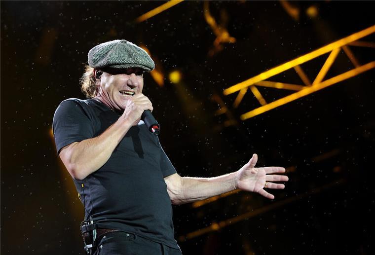 AC/DC kommen im Sommer für drei Konzerte nach Deutschland Brian Johnson musste als Nachfolger des charismatischen AC/DC-Frontmanns Bon Scott 1980 in große Fußstapfen treten. Doch der ehemalige Geordie-Sänger wurde nach seiner Glanzleistung auf "Back in Black" schnell ein Liebling der Fans. Foto: Carrett/dpa