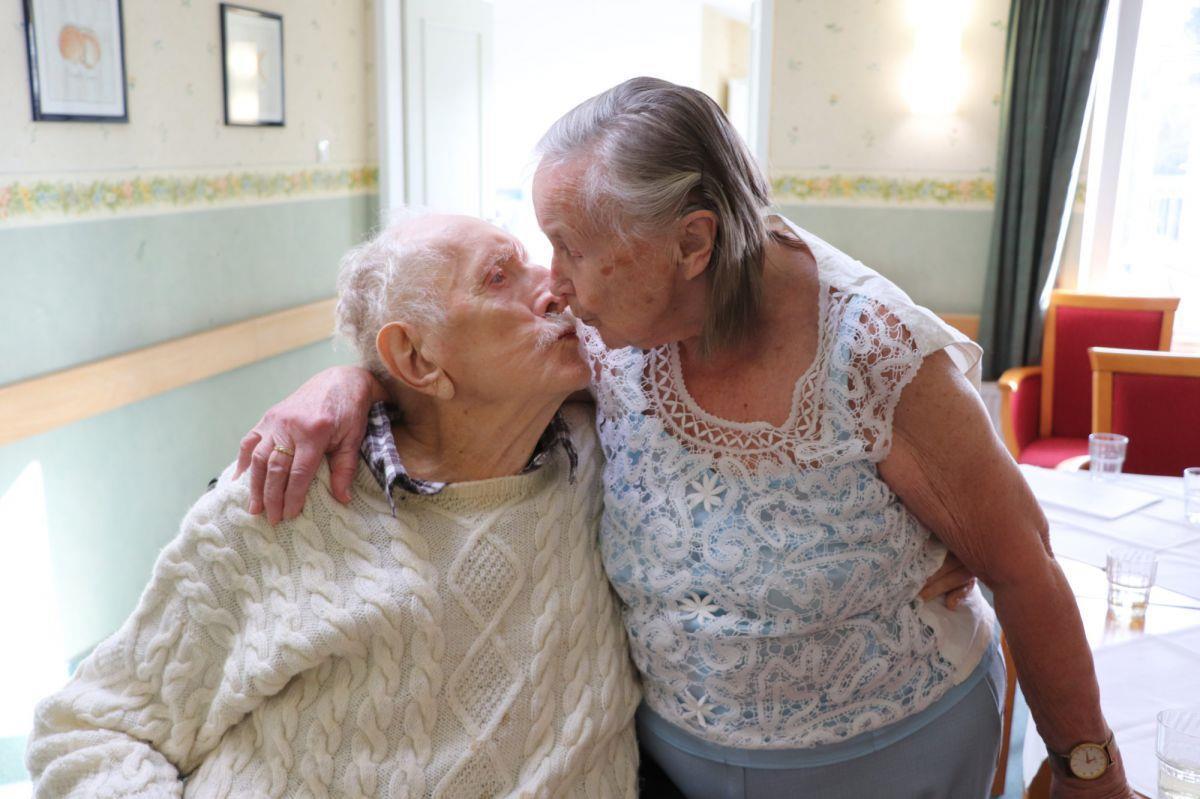 Online hat's gefunkt: Ü-90-Paar heiratet in Cuxhaven Mit 93 und 95 Jahren haben sich Hildgund Prohl und Reinhard Steinfeldt das Jawort in Cuxhaven gegeben.