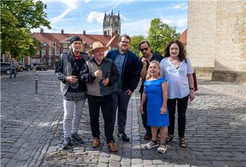 Mit Abstand das populärste Team beim „Tatort“: Die Schauspieler der Münster-Krimis - von links nach rechts: Claus D. Clausnitzer, Axel Prahl, Björn Meyer, Jan Josef Liefers, Christine Urspruch und Mechthild Großmann. (Archivfoto)