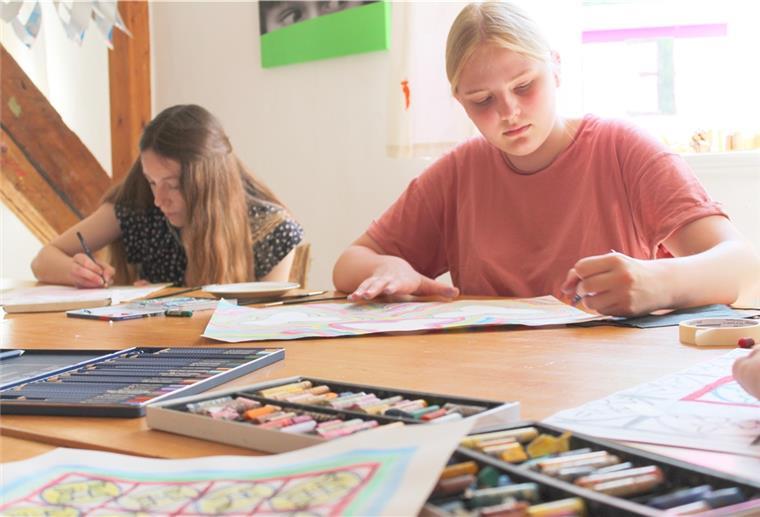 Mal-Aktion zum Mitmachen in Bad Bederkesa Mit Acrylkreide zeichnen die Konfirmandinnen ihre bunten Werke vor.