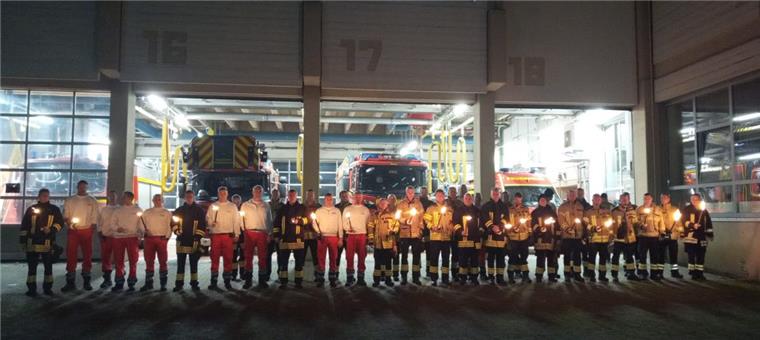 Mit angezündeten Kerzen hat die Feuerwehr Bremerhaven am Montag, 9.Dezember 2019, dem getöteten Augsburger Feuerwehrmann gedacht.
