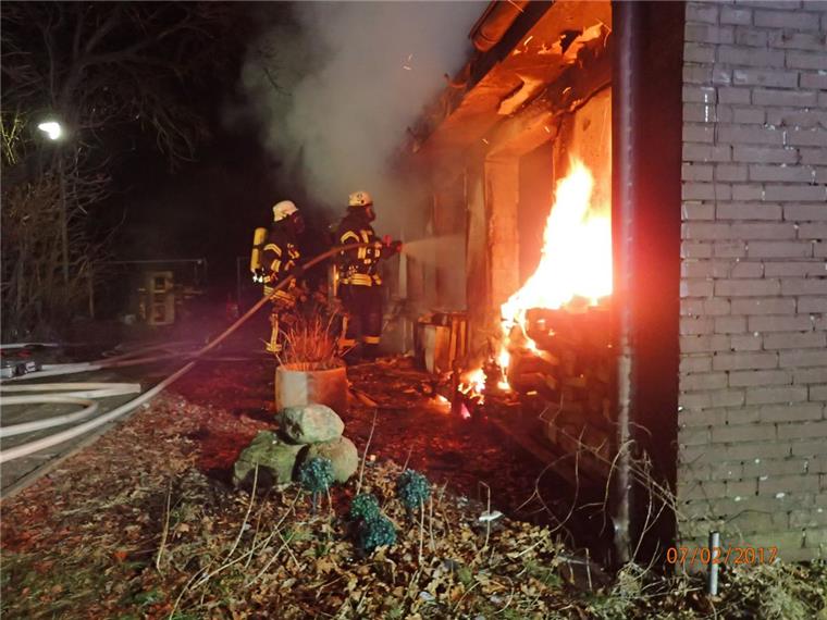 Mit Atemmasken geschützt löschten die Feuerwehrleute den Brand. Da das Gebäude unbewohnt war, waren keine Menschenleben in Gefahr.