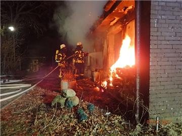 Mit Atemmasken geschützt löschten die Feuerwehrleute den Brand. Da das Gebäude unbewohnt war, waren keine Menschenleben in Gefahr.