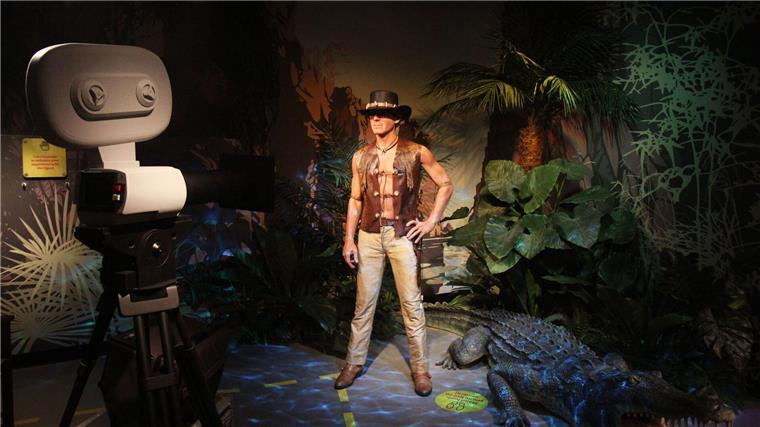 Haudegen mit Humor: „Crocodile Dundee“ Paul Hogan wird 85 Mit Aussie-Schlapphut und Stiefeln: So ist „Crocodile Dundee“ in die Filmgeschichte eingegangen - auch bei Madame Tussauds.