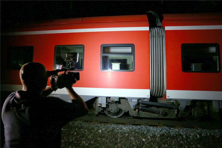 Mit Axt und Messer geht ein Jugendlicher aus Afghanistan auf Fahrgäste in einem Regionalzug los. Mehrere Menschen werden verletzt, dann erschießt die Polizei den Angreifer. Die Terrormiliz IS beansprucht den Angriff für sich - doch daran gibt es Zweifel. 