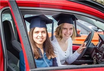 Mit Bachelor-Hut im Auto: Nane Heuschert und Carolin Lier (links) aus Schleswig-Holstein haben in Bremerhaven Cruise Tourism Management studiert.