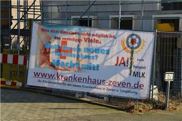 Mit Bannern wie diesem an der Ecke Godenstedter Straße/Hohe Luft will der Förderverein für Aufmerksamkeit sorgen und um Unterstützer werben. Eines der vier Banner hätte der Verein gerne am Zevener Rathaus aufgehängt – als Zeichen dafür, dass die Samtgemeinde dahinter steht. 
