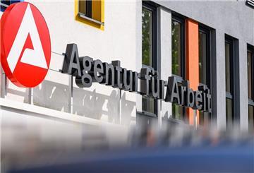 Der Schriftzug «Agentur für Arbeit» ist an einem Gebäude der Agentur zu sehen.