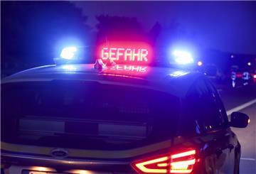 Mit Blaulicht und der Anzeige „Gefahr“ steht ein Polizeifahrzeug nach einem schweren Verkehrsunfall an einer Unfallstelle. Von derlei neuralgischen Punkten gibt es einige im Landkreis.