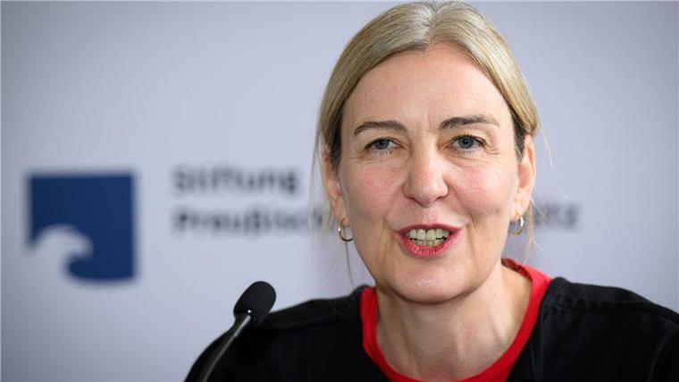 Mit Blick auf die Lage in Deutschland sagte Ackermann, sie wolle dazu beitragen, mit Mitteln der Kunst Polarisierungen zu überwinden. 