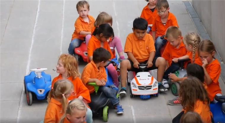So süß: Kita-Kinder erklären Rettungsgasse mit Bobbycars Mit Bobbycars haben die Kindergartenkinder die Rettungsgasse nachgebildet.