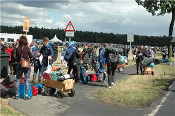 Mit Bollerwagen, Rucksack und Tüten geht&apos;s vom Bahnhof und von den Parkplät...