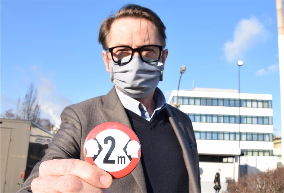 Nordenham: Kronos Titan legt großen Wert auf Infektionsschutz Mit Buttons wie diesem werden die Mitarbeiter von Kronos Titan daran erinnert, zueinander Abstand zu halten. Das Foto zeigt Personalleiter Jan-Peter Leffers.