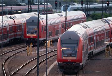 Züge der Deutschen Bahn (DB) stehen auf einem Gleis
