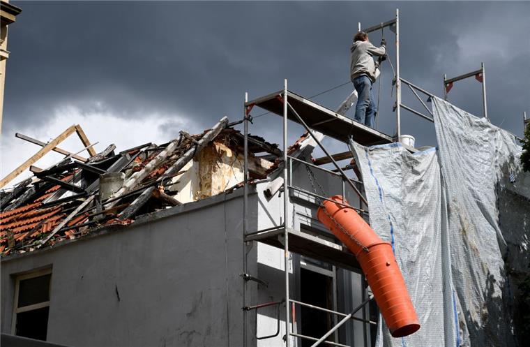 Mit dem Abriss des Giebels der Brandruine an der Wülbernstraße ist die Gefahr für Passanten der Wülbernstraße gebannt und der Weg wieder frei.