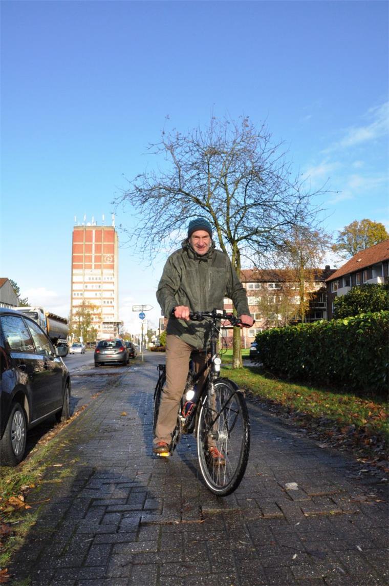 ADFC stellt dem Nordenhamer Radwegenetz kein gutes Zeugnis aus Mit dem ADFC-Experten Heinrich Book unterwegs auf Nordenhamer Fahrradwegen. Viele Wege sind in einem sehr schlechten Zustand