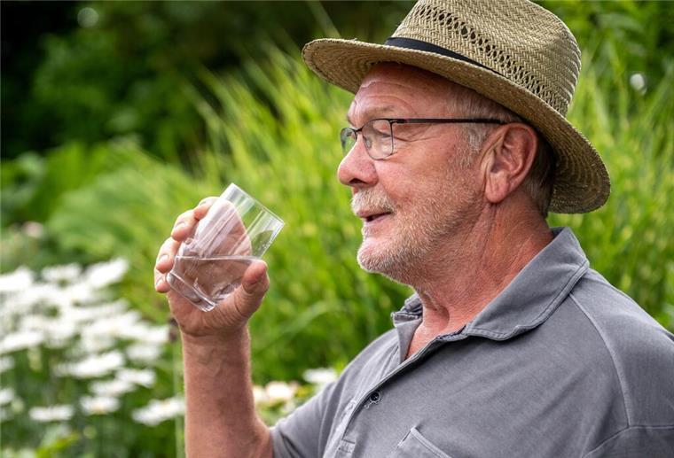 Wenn die Hitze zuschlägt: So schützen sich ältere Menschen richtig Mit dem Alter kann das Durstgefühl nachlassen: Regelmäßiges Trinken ist entscheidend, um Austrocknung zu vermeiden.