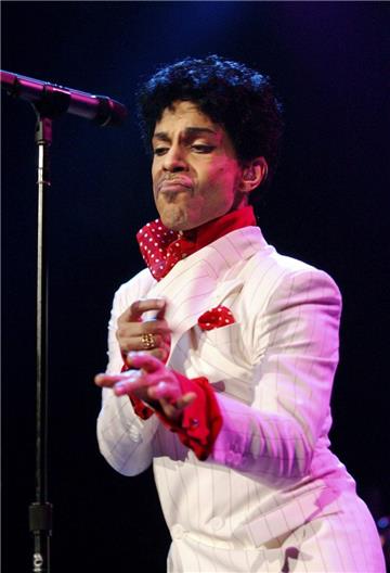 Mit dem ambitionierten Doppel-Album &quot;1999&quot; und Tanzflächenfegern wie dem Titelsong oder &quot;Little Red Corvette&quot; kam 1982 der Durchbruch. Der Soundtrack zum Film &quot;Purple Rain&quot; vollendete zwei Jahre später den Aufstieg zum Superstar. Hier ist er am 21. Oktober 2003 während des Starts seiner 2003/2004-Welttournee in Melbourne/Australien zu sehen.