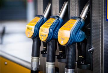 Zapfpistolen an einer Tankstelle.