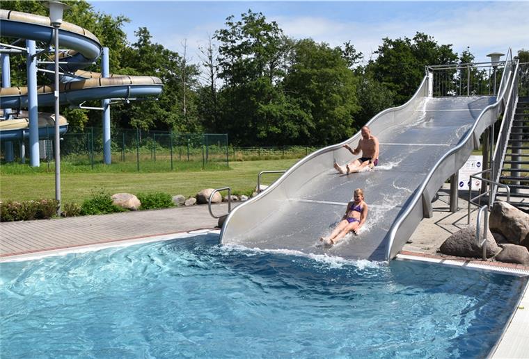 Schwimmspaß mit kleinen Einschränkungen Mit dem Anstieg der Temperaturen steigt auch die Lust auf die Wellenrutsche wieder an.
