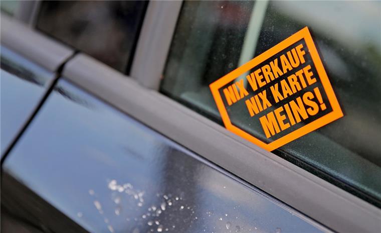 Mit dem Aufkleber „Nix Verkauf, nix Karte, MEINS!“ wehrt sich der Halter dieses Fahrzeuges gegen die Visitenkarten diverser Auto-Aufkäufer an seinem Wagen.